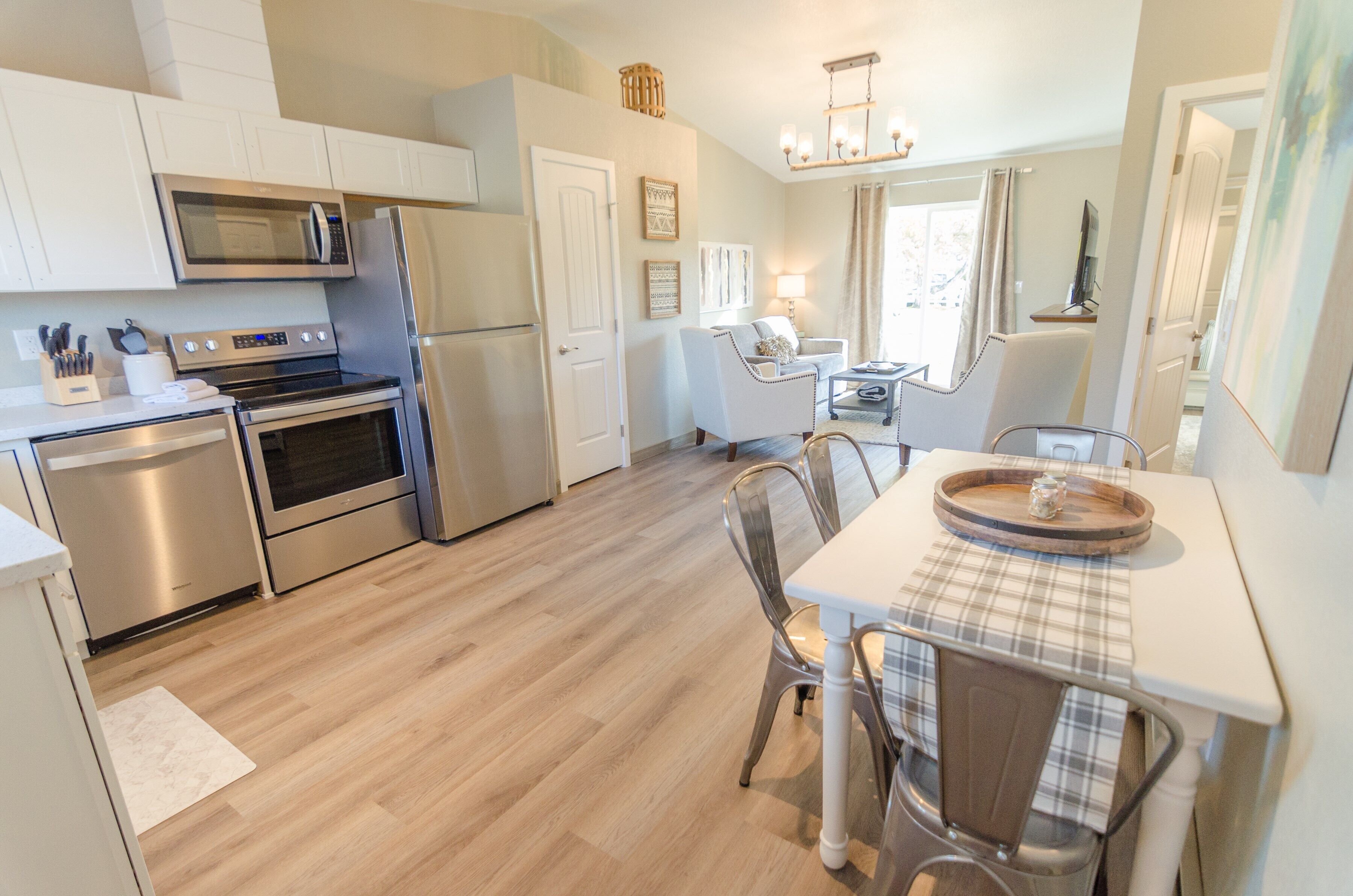 Refrigerador, microondas, horno y parrilla de estufa 