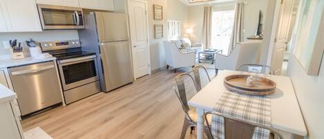 Geladeira, micro-ondas, fogão, cooktop