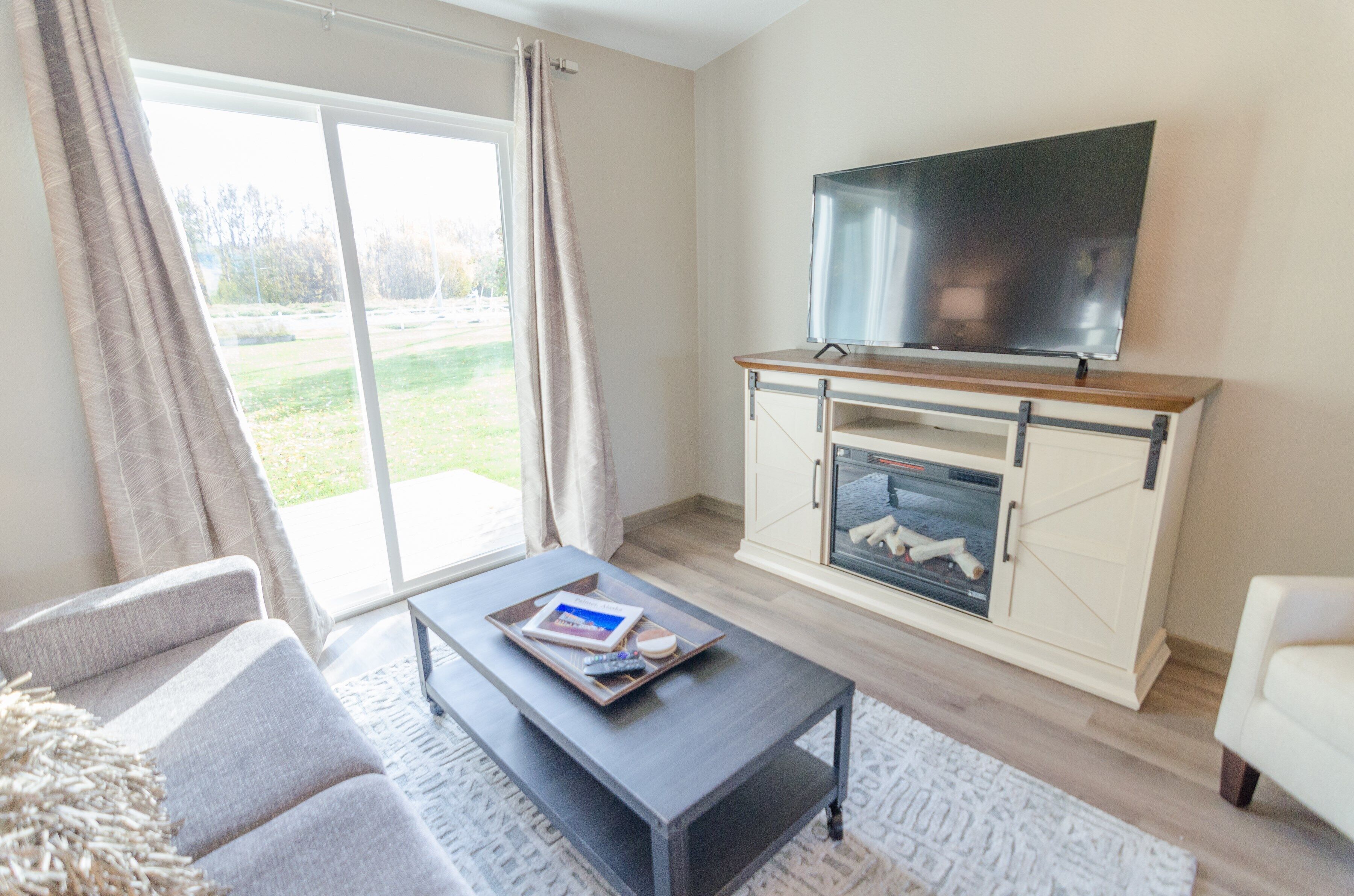 Televisión, chimenea, Netflix y Hulu 