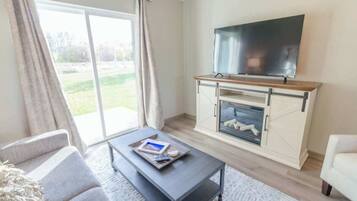 テレビ、暖炉、Netflix、Hulu