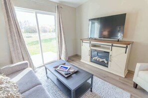 TV, fireplace, Netflix, Hulu - Mt. Views • Downtown Walkable • Kitchen • Laundry! (Palmer)