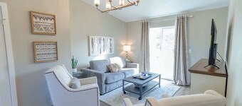 Mt. Views • Downtown Walkable • Kitchen • Laundry!