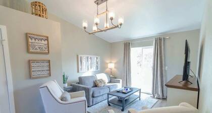 Mt. Views âą Downtown Walkable âą Kitchen âą Laundry!