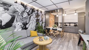 Apartment (Hollywood) | Living room | Flat-screen TV