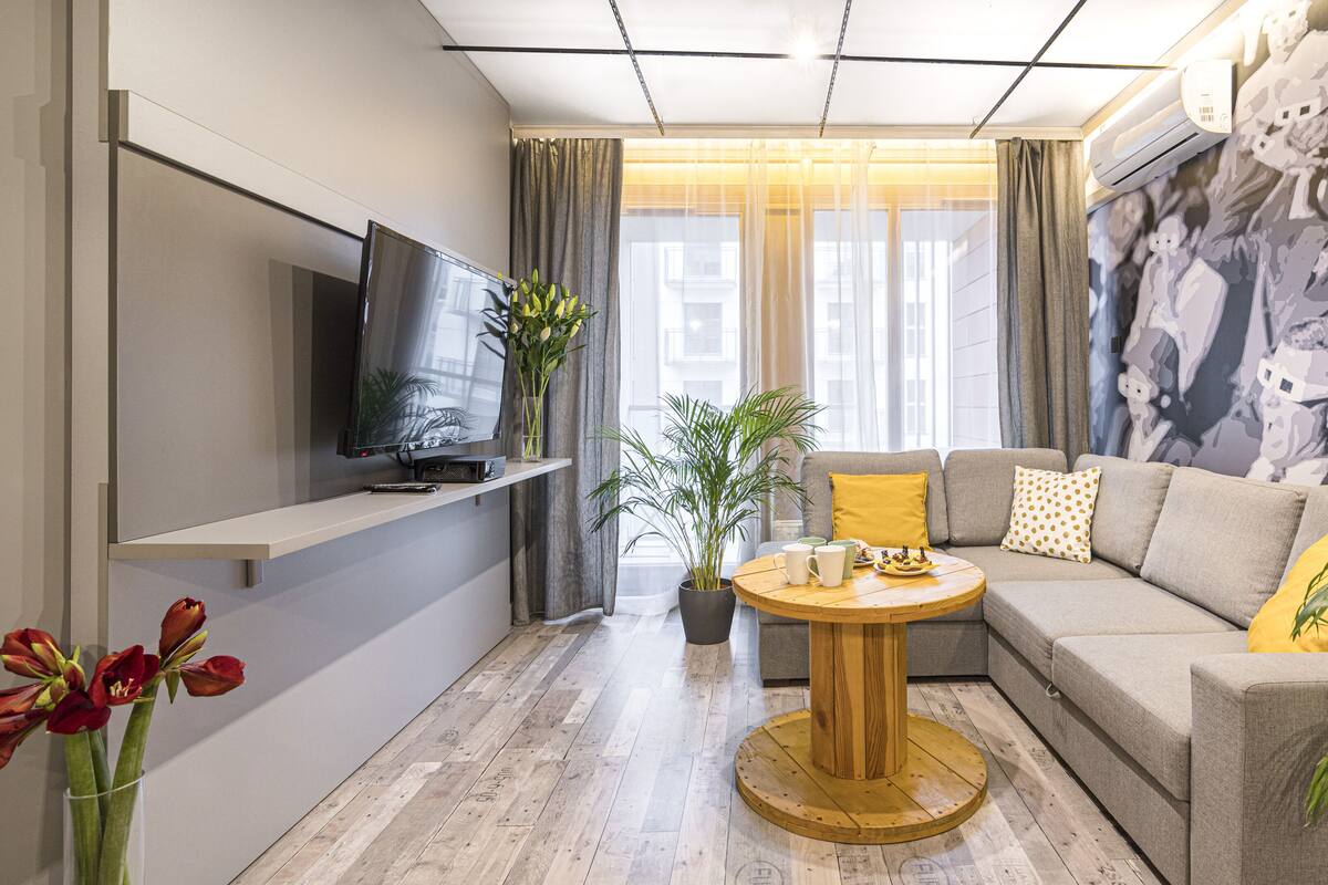 Apartment (Hollywood) | Living room | Flat-screen TV