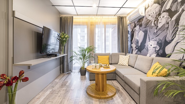 Apartment (Hollywood) | Living room | Flat-screen TV