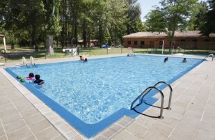 Una piscina al aire libre de temporada