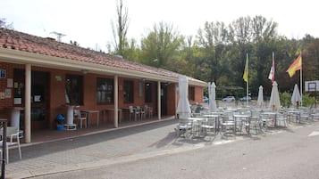 Bar (trong khuôn viên)