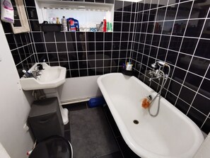 Badewanne, Haartrockner, Handtücher, Toilettenpapier