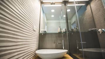 Studio, vue sur le jardin | Lavabo de la salle de bain