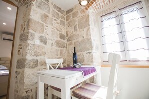 Studio, Gartenblick | Essbereich im Zimmer