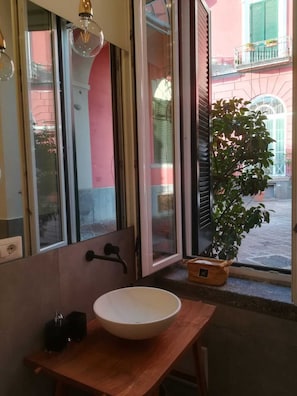 Suite Studio Supérieure, vue cour intérieure | Vue de la chambre