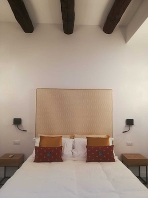 Superior-Studiosuite, Blick auf den Innenhof | Minibar, Zimmersafe, individuell eingerichtet, Verdunkelungsvorhänge