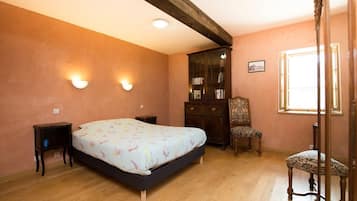 10 slaapkamers, een strijkplank/strijkijzer, reisbedje, gratis wifi