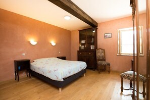 10 bedrooms, iron/ironing board, travel cot, free WiFi