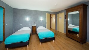 A room with two single beds, a wooden wardrobe, and a mirror. - Large gîte with indoor swimming pool (Charbogne)