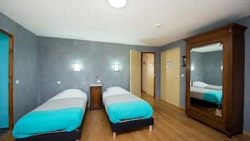 10 habitaciones, tabla de planchar con plancha y cuna de viaje