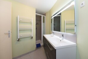 Ensemble baignoire-douche, séchoir à cheveux, serviettes fournies, savon