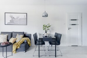 Apartamento empresarial | Área de estar | TV de tela plana