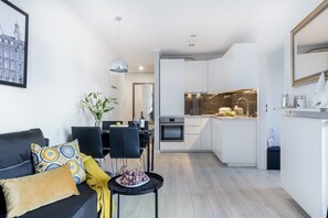 Apartamento empresarial | Área de estar | TV de tela plana
