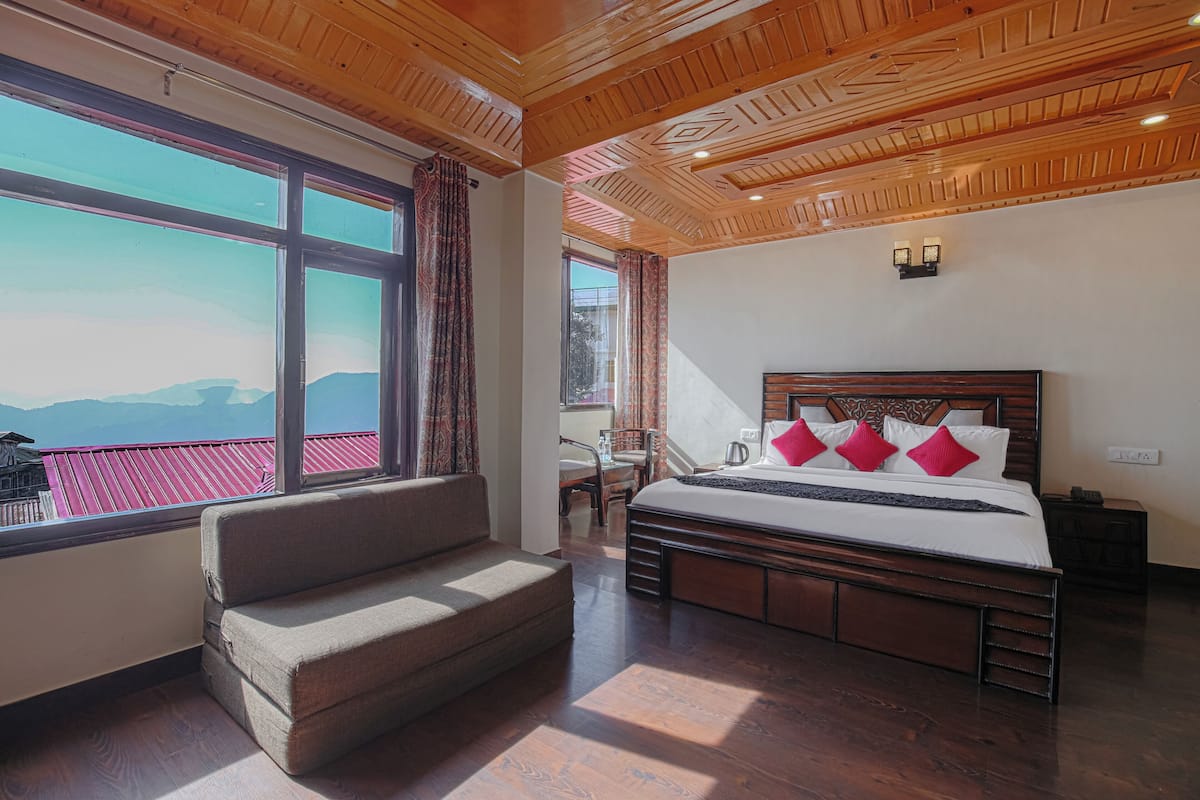 Premium Deluxe Room | Minibar, desk, laptop workspace, free WiFi
