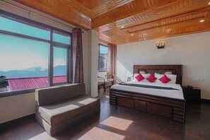 Premium kamer, 1 kingsize bed, uitzicht op heuvels | Een minibar, een bureau, een laptopwerkplek, gratis wifi