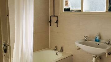 Duschwanne, Handtücher, Seife, Toilettenpapier