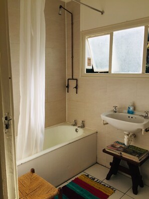 Duschwanne, Handtücher, Seife, Toilettenpapier