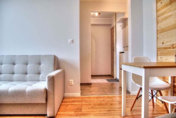 Apartment | Wohnbereich | 32-Zoll-Flachbildfernseher mit Digitalempfang, LCD-Fernseher