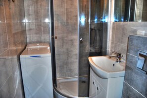 Apartment | Bathroom | Shower, hair dryer, towels, toilet paper - HelApartamenty - Apartament Baltyk III (Hel)