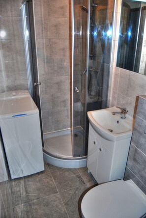Apartment | Badezimmer | Dusche, Haartrockner, Handtücher, Toilettenpapier