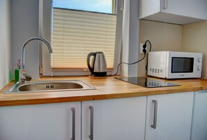 Apartamento | Cozinha americana privada | Geladeira, micro-ondas, cooktop, chaleira elétrica