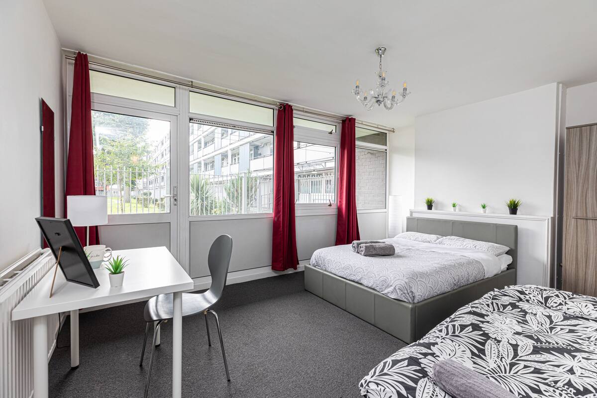 Triple Room 18 - near Tower of London & Shoreditch | Iron/ironing board, free WiFi, bed sheets