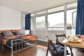 Triple Room 08 - near Tower of London & Shoreditch | Iron/ironing board, free WiFi, bed sheets - Tower Bridge Accommodation - 18 (London)