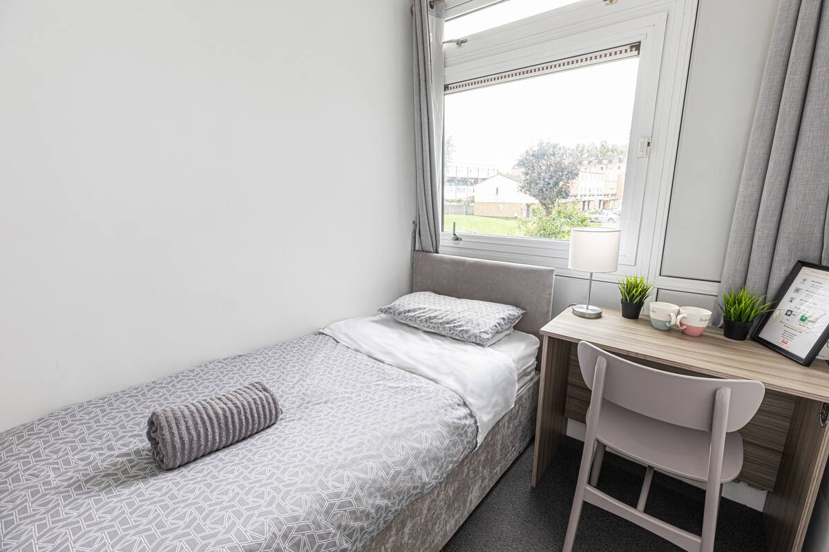 Single Room 20 - near Tower of London & Shoreditch | Iron/ironing board, free WiFi, bed sheets