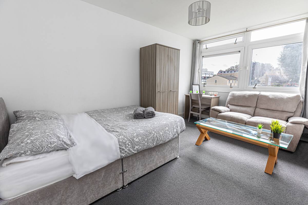 Double Room 19 - near Tower of London & Shoreditch | Iron/ironing board, free WiFi, bed sheets