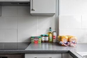 Full-sized fridge, microwave, oven, stovetop