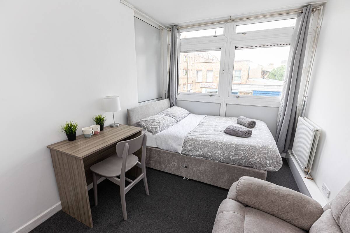 Double Room 21 - near Tower of London & Shoreditch | Iron/ironing board, free WiFi, bed sheets