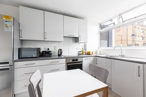 Full-sized fridge, microwave, oven, stovetop - Tower Bridge Accommodation - 18 (London)