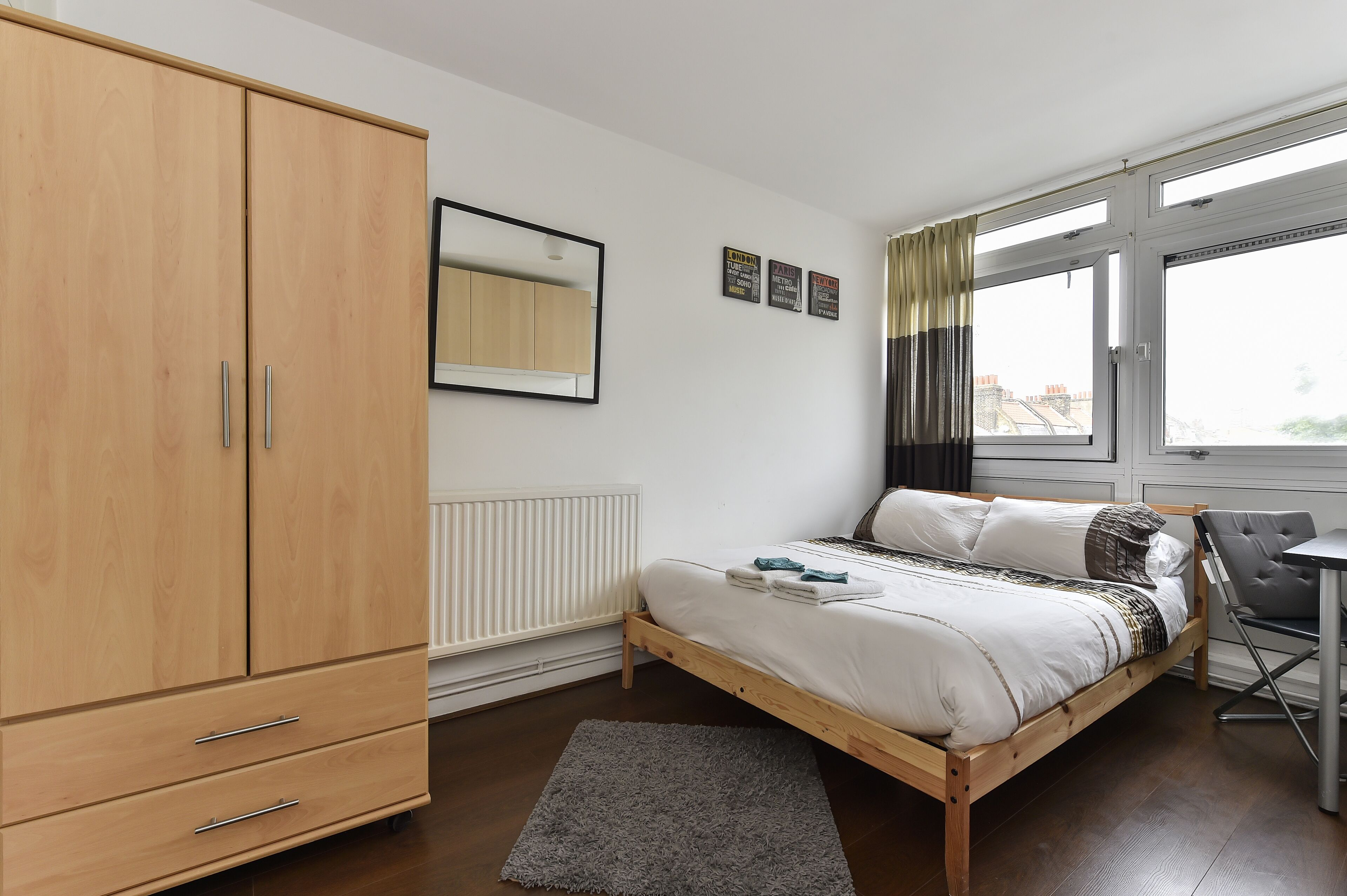 Tabla de planchar con plancha, wifi gratis y ropa de cama 