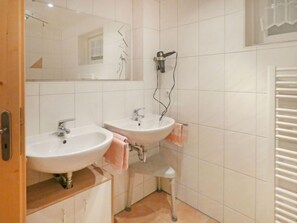 Sèche-cheveux, serviettes fournies