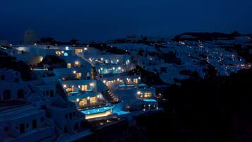 Vista frontal de la propiedad por la tarde o noche