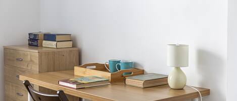 Habitación doble | Escritorio y espacio para trabajar con laptop