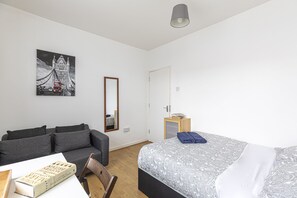 Chambre Double | Bureau, espace de travail pour ordinateur portable