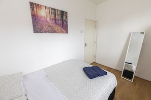 Doppelzimmer | Schreibtisch, laptopgeeigneter Arbeitsplatz, Bügeleisen/Bügelbrett