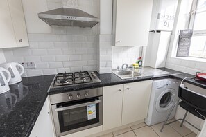 Grand réfrigérateur, micro-ondes, four, plaque de cuisson