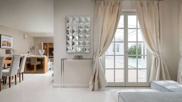 Villa | Wohnbereich | Flachbildfernseher