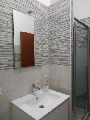 Dusche, Haartrockner, Bidet, Handtücher