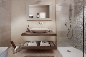 Villa, piscine privée | Salle de bain | Baignoire et douche séparées, séchoir à cheveux, serviettes fournies