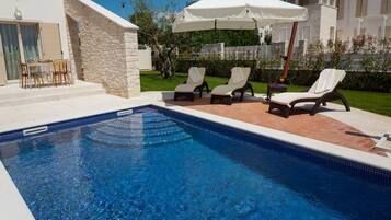 Seasonal outdoor pool, pool umbrellas, sun loungers